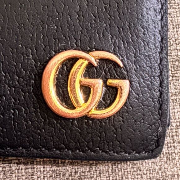 GG Marmont Men’s Black Pebble Leather Bi-fold Card Case Wallet Gold GG 428726 - Picture 3 of 13